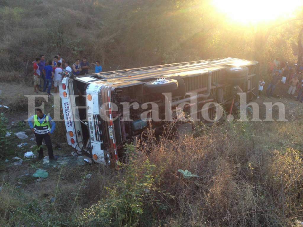 Τουλάχιστον 16 νεκροί από σύγκρουση λεωφορείου με φορτηγό Τουλάχιστον 16 νεκροί από σύγκρουση λεωφορείου με φορτηγό