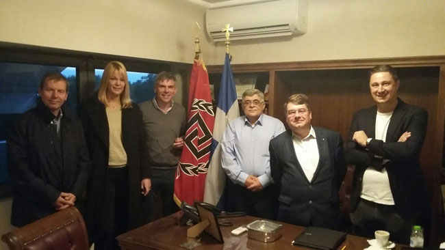 Αναμνηστική φωτογραφία των εκπροσώπων του Vlaams Belang με τον Μιχαλολιάκο στα γραφεία της Χρυσής Αυγής