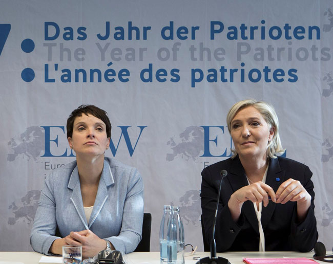 Οι δύο διάσημες γυναίκες της ευρωπαϊκής ακροδεξιάς ελπίζουν το 2017 να είναι «η χρονιά των πατριωτών»