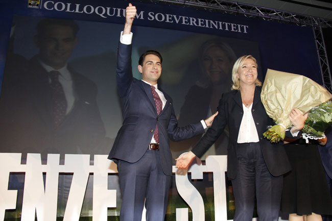 Λουλούδια και χαμόγελα για την Le Pen από τον Tom Van Grieken