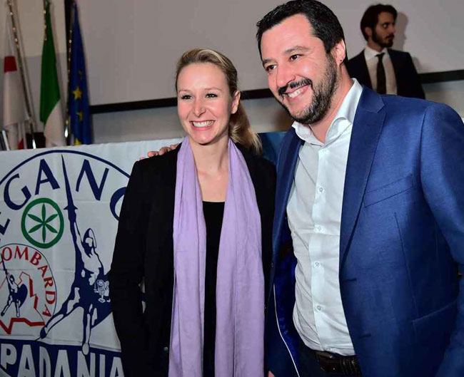 Ο Ιταλός επικεφαλής της ακροδεξιάς αγκαλιά με την ανηψιά της Marine Le Pen το 2016