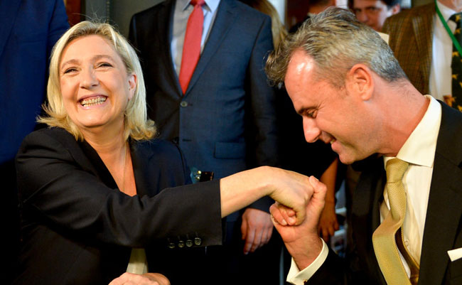 Χειροφίλημα του υποψήφιου προέδρου Norbert Hofer στην Marine Le Pen