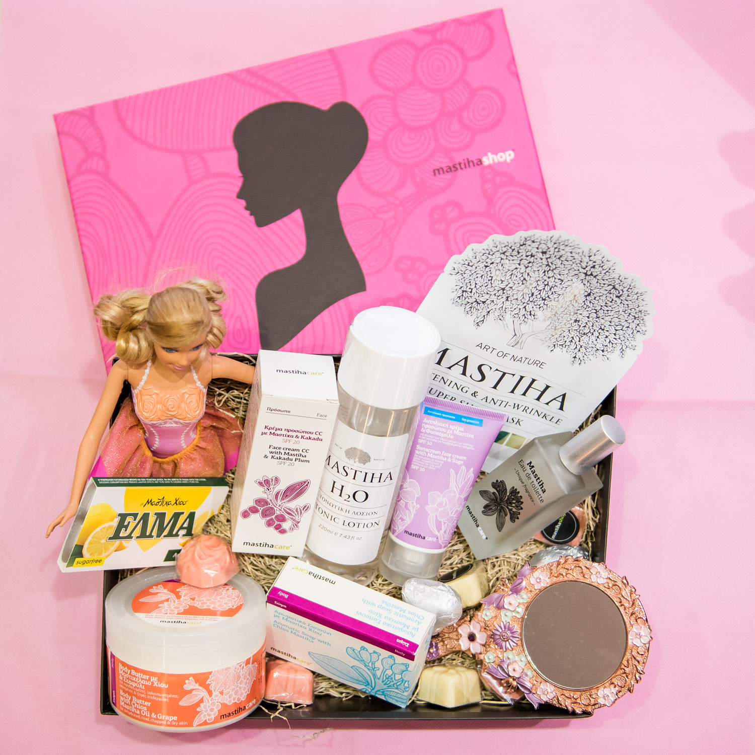 Την έχεις γνωρίσει εδώ και 2 μήνες. Είναι κουκλάρα και δεν μπορείς παρά να είσαι τρελά ερωτευμένος και να της το δείχνεις με κάθε ευκαιρία. Σου έχω το κατάλληλο δώρο, φίλε. 