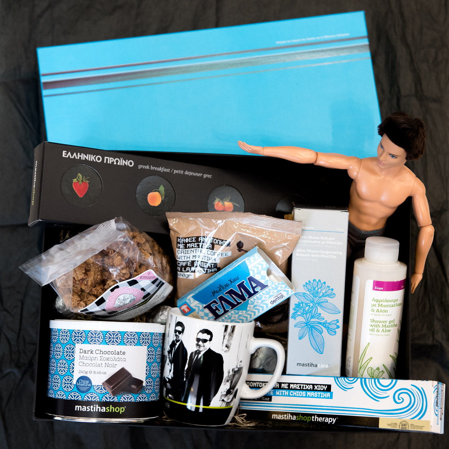 Όλες οι φίλες σου είναι μόνες και έρμες. Είσαι η μόνη στην παρέα, που έχεις πιάσει το τζακ- ποτ. Και ωραίος και καλό παιδί.. Κοίτα να το χαρείς, γιατί έχει πέσει πολλή ξεραϊλα εκεί έξω. 