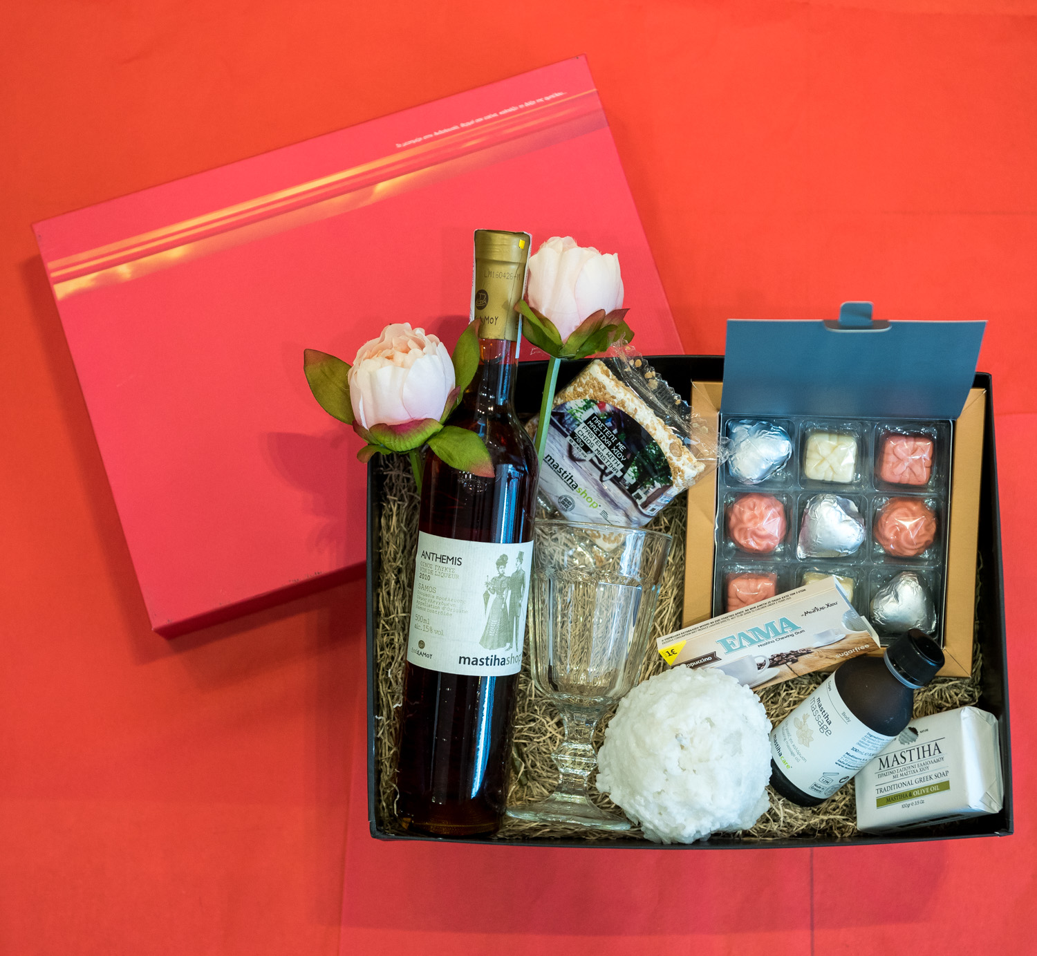 Παράνομος κι ας είναι ο δεσμός σας, εσείς τον δέσατε μ' αγάπη και με αισθήματα, παιδιά. Αν και δεν επικροτώ, κατανοώ. Για εκείνη την άγια μέρα, εσείς φροντίστε μόνο να μην σας κάνουν τσακωτούς. Τα δώρα τα έχω αναλάβει εγώ.