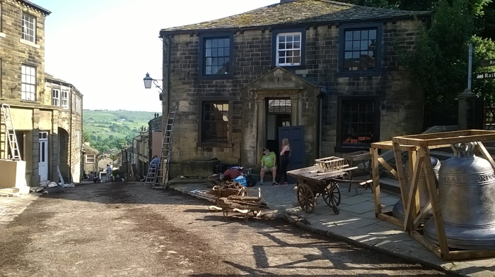 Οι δρόμοι γύρω από το Χάουορθ μετατρέπονται σε λασπωμένους χωματόδρομους του 1800. Οι δρόμοι γύρω από το Χάουορθ μετατρέπονται σε λασπωμένους χωματόδρομους του 1800.