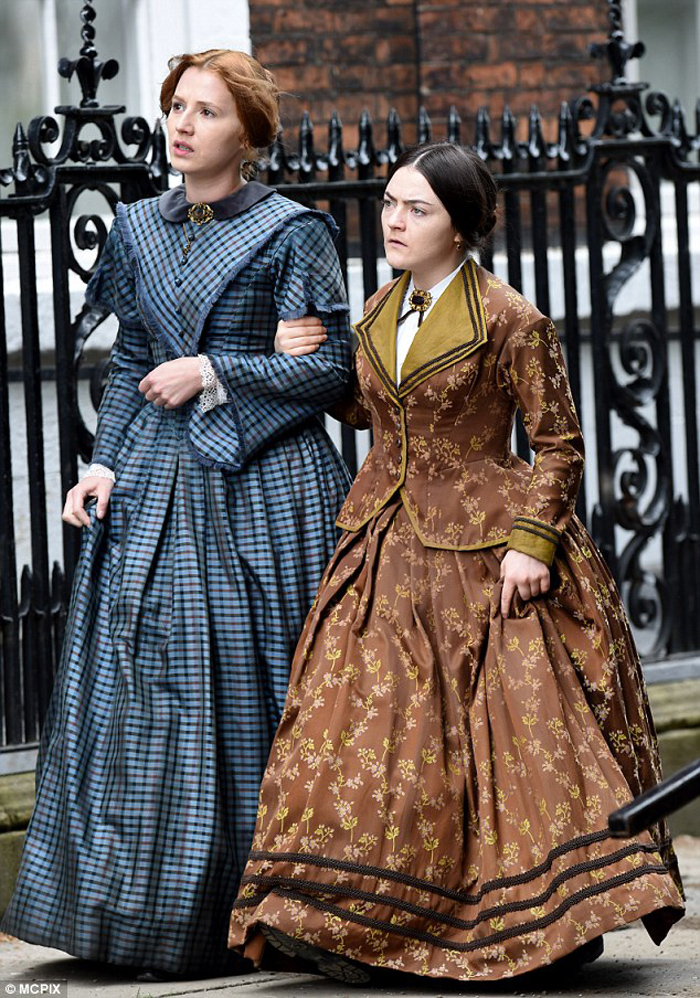 Πίσω στο χρόνο. Με ρούχα του 19ου αιώνα, βόλτα στους δρόμους του Γιορκ Πίσω στο χρόνο. Με ρούχα του 19ου αιώνα, βόλτα στους δρόμους του Γιορκ