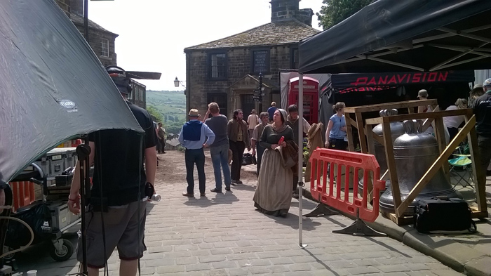 Στο χωριό των Μπροντέ από τον περασμένο Μάιο άρχισε να στήνεται των γυρισμάτων της ταινίας. Στο χωριό των Μπροντέ από τον περασμένο Μάιο άρχισε να στήνεται των γυρισμάτων της ταινίας.