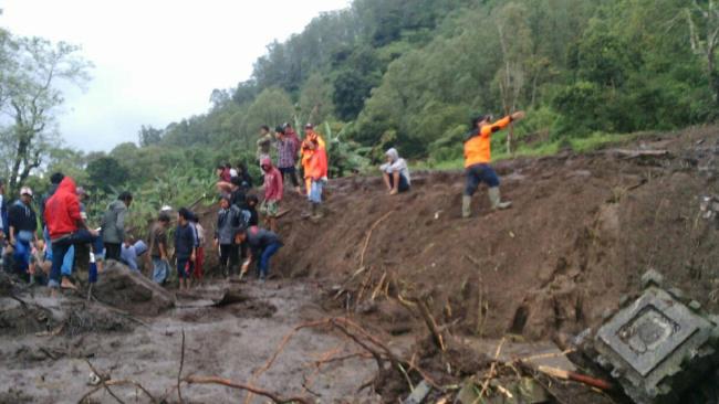 Φονικές κατολισθήσεις στο Μπαλί λόγω των συνεχών κι έντονων βροχοπτώσεων 