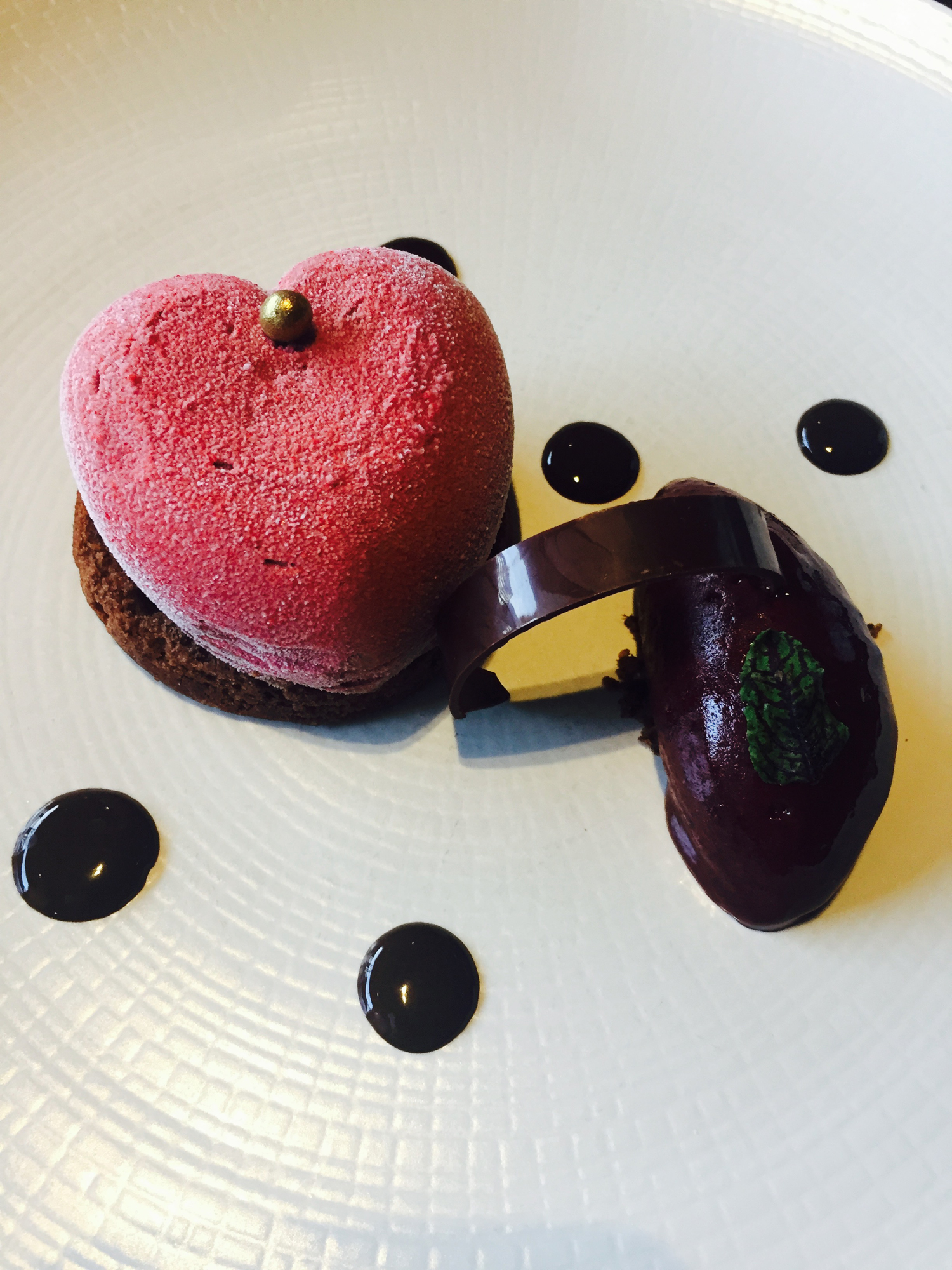 Καρδιά με μπισκουί και μους σοκολάτα Gianduja με sorbet cassis