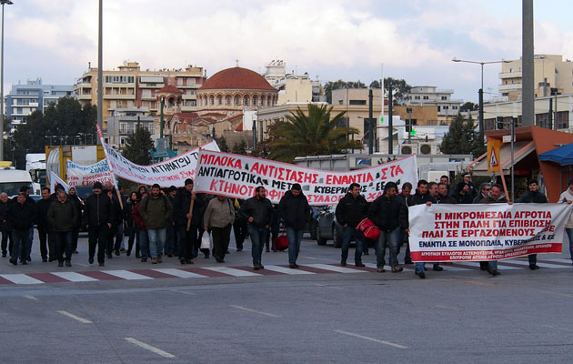 Φρούριο το υπουργείο Αγροτικής Ανάπτυξης με κλούβες να έχουν αποκλείσει τον δρόμο Φρούριο το υπουργείο Αγροτικής Ανάπτυξης με κλούβες να έχουν αποκλείσει τον δρόμο