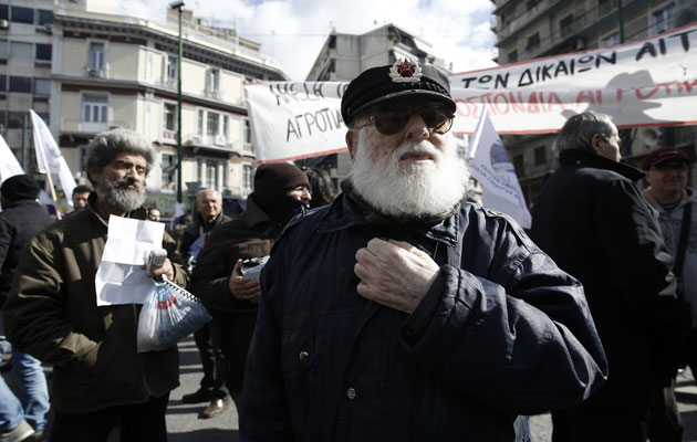 Φρούριο το υπουργείο Αγροτικής Ανάπτυξης με κλούβες να έχουν αποκλείσει τον δρόμο Φρούριο το υπουργείο Αγροτικής Ανάπτυξης με κλούβες να έχουν αποκλείσει τον δρόμο