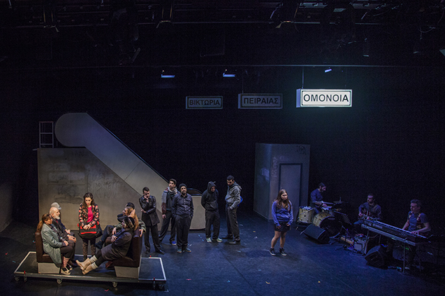 Το έργο του Γερμανού Φόλκερ Λούντβιχ φτάνει Ομόνοια, Βικτώρια, Πειραιά και γίνεται ο καθρέφτης μας  στη Στέγη του Ιδρύματος Ωνάση 