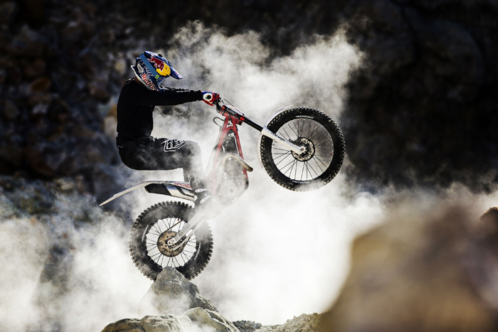 Κώστας Μανδυλάς