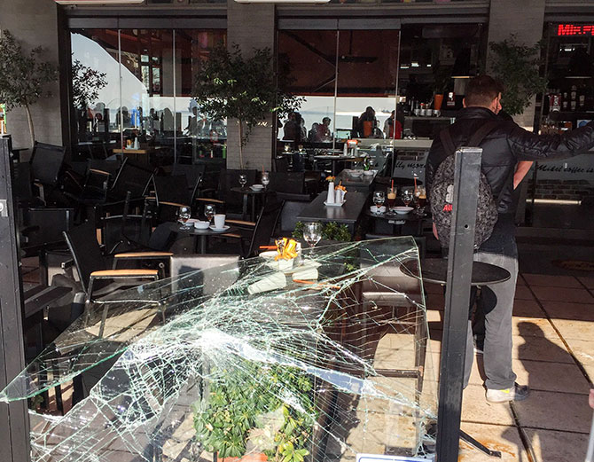 Οπαδοί της Σάλκε έκαναν γυαλιά καρφιά καφετέρια στη Θεσσαλονίκη Οπαδοί της Σάλκε έκαναν γυαλιά καρφιά καφετέρια στη Θεσσαλονίκη