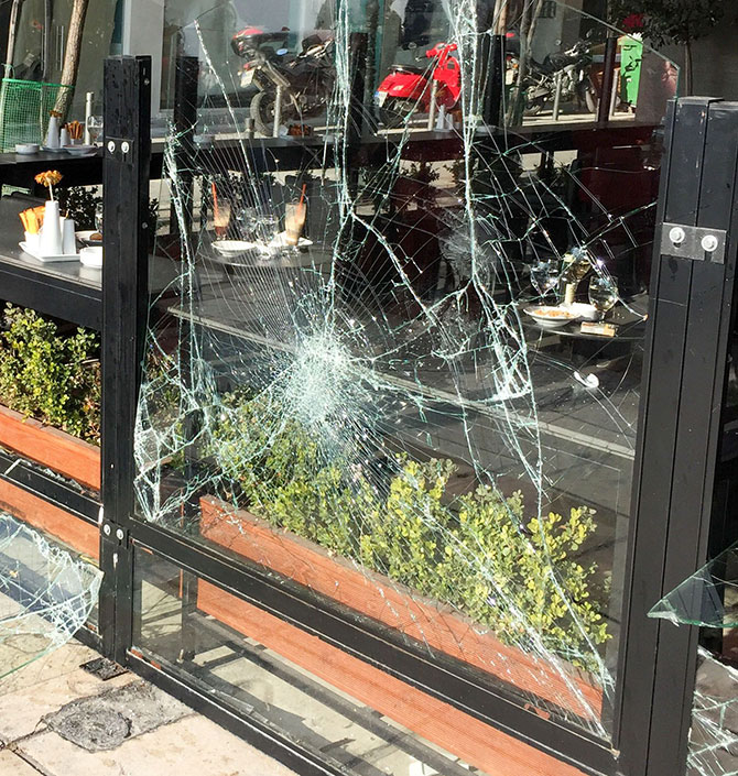 Οπαδοί της Σάλκε έκαναν γυαλιά καρφιά καφετέρια στη Θεσσαλονίκη Οπαδοί της Σάλκε έκαναν γυαλιά καρφιά καφετέρια στη Θεσσαλονίκη