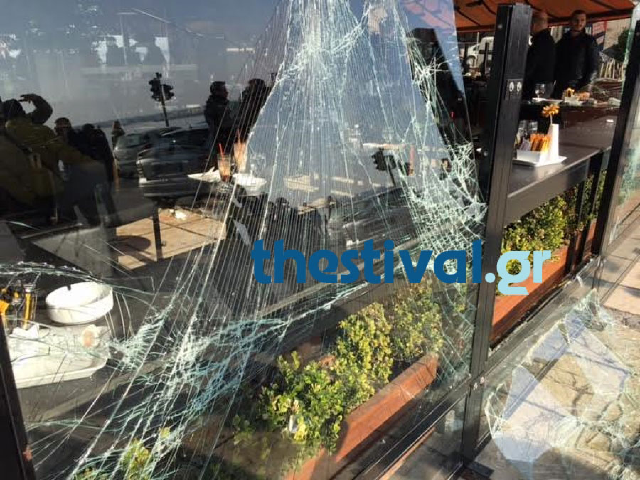 Οπαδοί της Σάλκε έκαναν γυαλιά καρφιά καφετέρια στη Θεσσαλονίκη Οπαδοί της Σάλκε έκαναν γυαλιά καρφιά καφετέρια στη Θεσσαλονίκη
