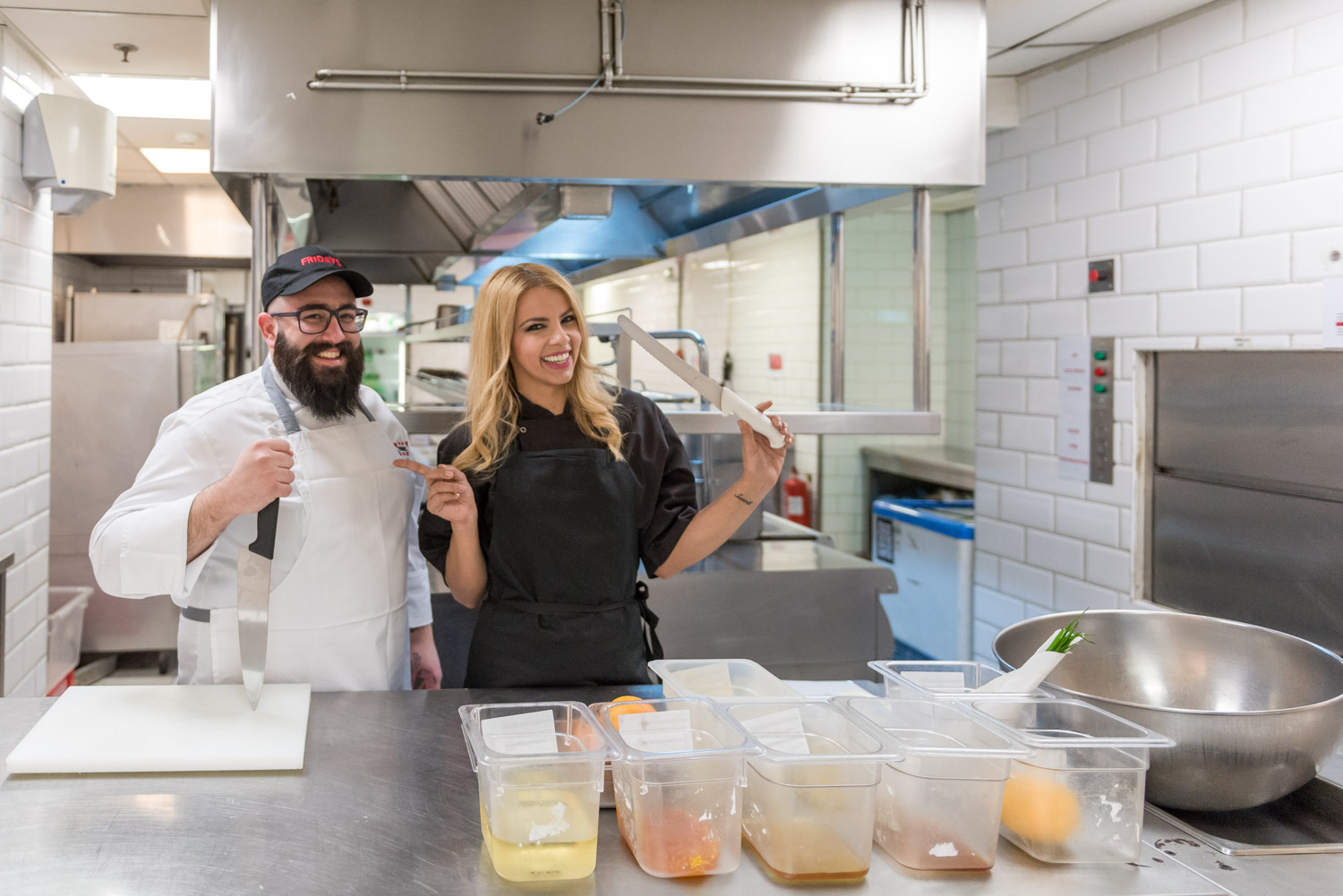 Να σας παρουσιάσω τον υπέρτατο chef της εταιρείας, Τάσο Καλοφωλιά. Να σας παρουσιάσω τον υπέρτατο chef της εταιρείας, Τάσο Καλοφωλιά.