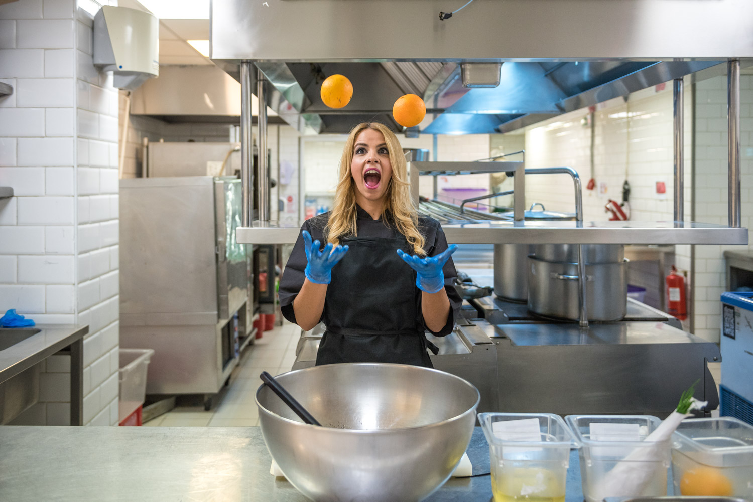 To dressing περιλαμβάνει λευκό και κόκκινο ξίδι, μέλι, αλάτι, πιπέρι, λάδι, σχοινόπρασο, μαρμελάδα πορτοκάλι, φρέσκο πορτοκαλί και γκρέιπφρουτ σε φέτες, αλλά και χυμό πορτοκαλί και γκρέιπφρουτ. Βάζουμε όλα τα υλικά μαζί σε ένα μπολ και προσθέτουμε σιγά- σιγά το λάδι, χτυπώντας με το μπίμερ. Στο τέλος, προσθέτουμε το ψιλοκομμένο σχοινόπρασο. 