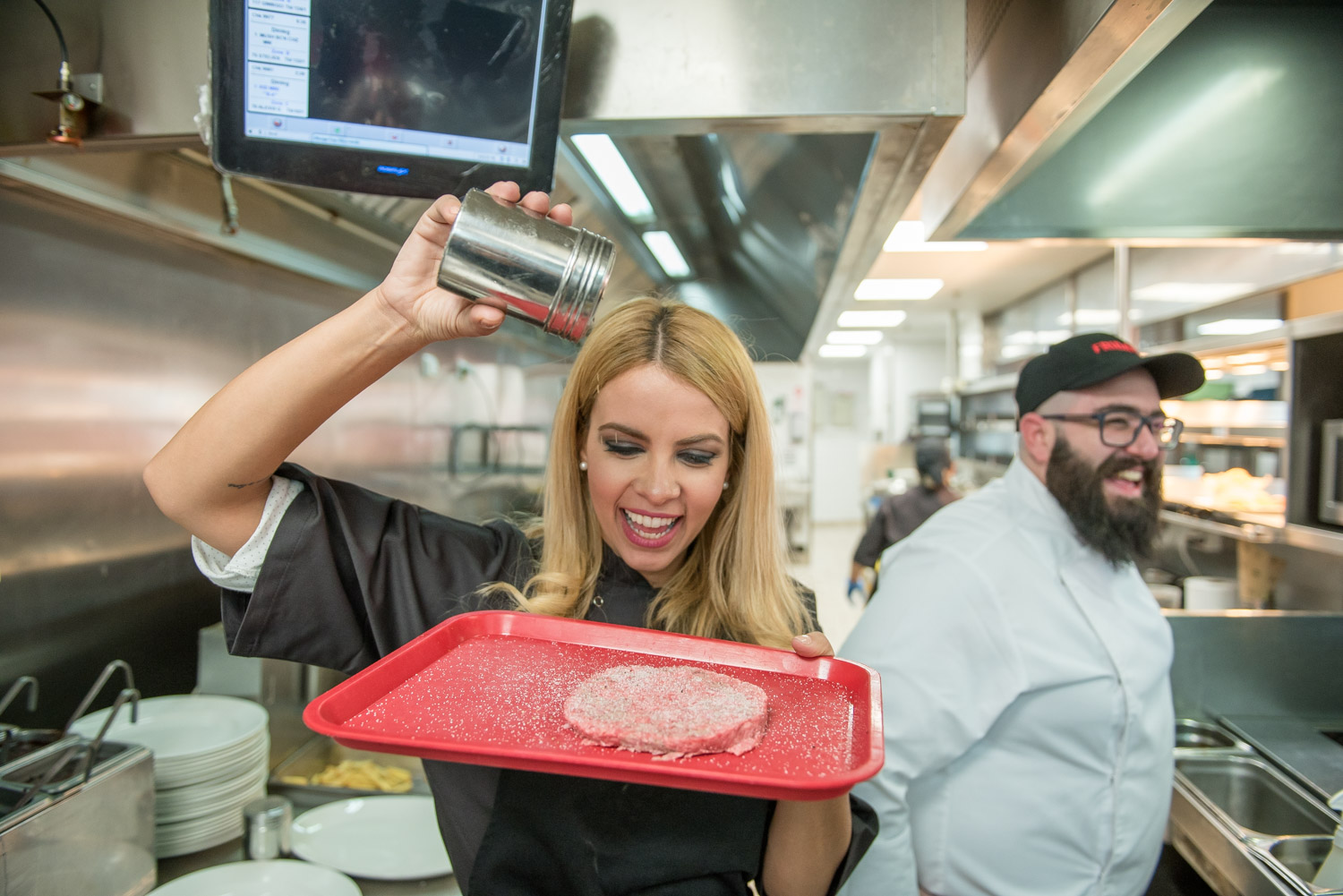 Ρίχνουμε το μπιφτέκι στη σχάρα με αλάτι και πιπέρι. Ψήνουμε τα ψωμάκια, αφού τα έχουμε βουτυρώσει λιγάκι και μετά τοποθετούμε φύλλο γαλλικής σαλάτας και ντομάτα στον πάτο. Περιχύνουμε το μπιφτέκι με τη μυστική Jack Daniel's Glaze (δεν κατάφερα να τους την αποσπάσω) και το καλύπτουμε με τυρί τσένταρ. Μόλις λιώσει το τυρί, το τοποθετούμε πάνω στη ντομάτα και ολοκληρώνεις την υπερπαραγωγή με 4 onion rings. Σερβίρουμε με τηγανητές πατάτες. 