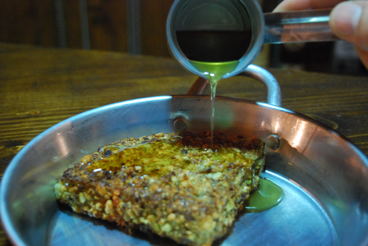 Ψητή γραβιέρα, την πασπαλισμένη με ξηρούς καρπούς και σάλτσα ρακόμελο