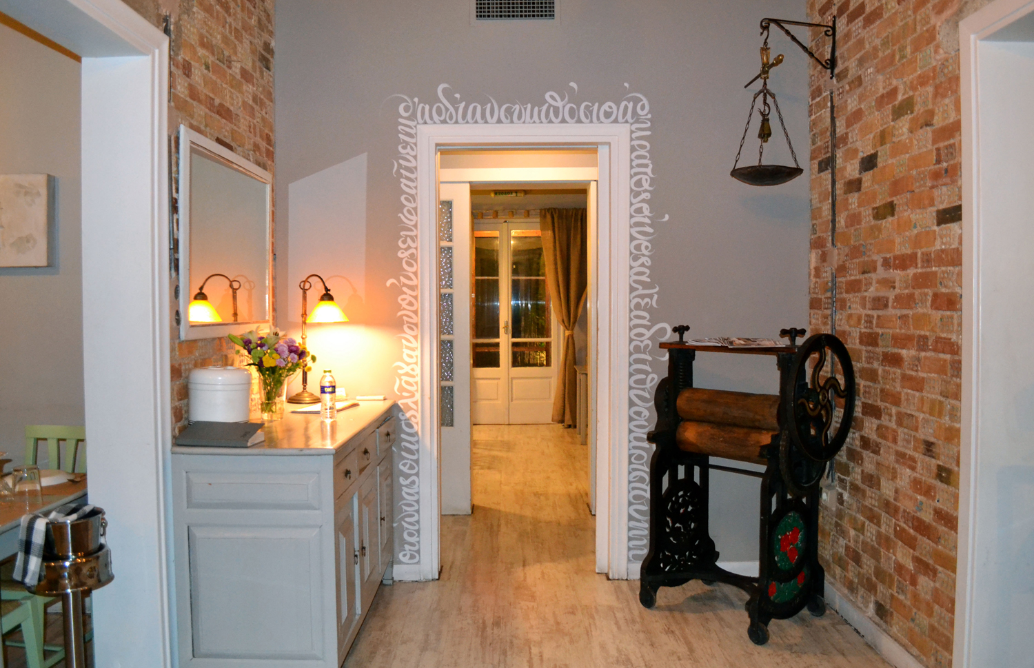 Η Μονοκατοικία στεγάζεται σε ένα κτίριο του 1948