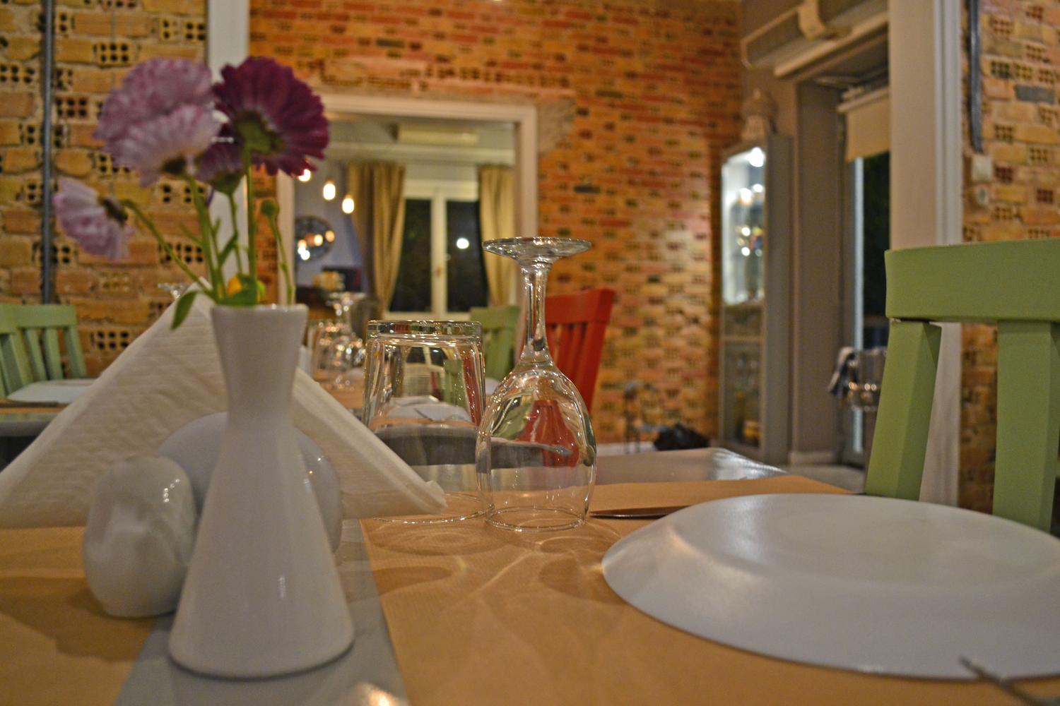 Η Μονοκατοικία στεγάζεται σε ένα κτίριο του 1948