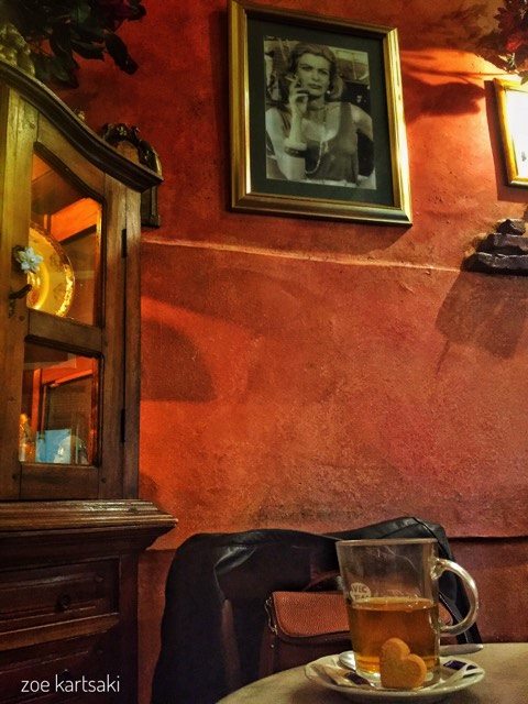 © Zoe Kartsaki / Κάτω από την Ακρόπολη (καφέ Μελίνα) © Zoe Kartsaki / Κάτω από την Ακρόπολη (καφέ Μελίνα)