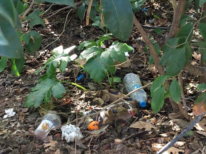 Συνήθεις εικόνες βρωμιάς στους χώρους του πρασίνου στο Πεδίον του Άρεως