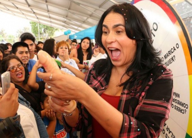 Διχάζει η δήμαρχος που δείχνει στους νέους πώς να βάζουν προφυλακτικό με το στόμα Διχάζει η δήμαρχος που δείχνει στους νέους πώς να βάζουν προφυλακτικό με το στόμα