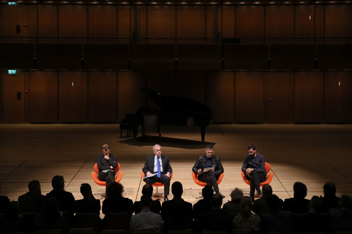 Αλέξανδρος Ευκλείδης (Διευθυντής Εναλλακτικής Σκηνής), Αθανάσιος Θεοδωρόπουλος (πρόεδρος του ΔΣ της ΕΛΣ), Γιώργος Κουμεντάκης (Καλλιτεχνικός Διυεθυντής) και Βασίλης Λούρας (Διευθυντής Επικοινωνίας). Φωτό. Βασίλης Μακρής Αλέξανδρος Ευκλείδης (Διευθυντής Εναλλακτικής Σκηνής), Αθανάσιος Θεοδωρόπουλος (πρόεδρος του ΔΣ της ΕΛΣ), Γιώργος Κουμεντάκης (Καλλιτεχνικός Διυεθυντής) και Βασίλης Λούρας (Διευθυντής Επικοινωνίας). Φωτό. Βασίλης Μακρής