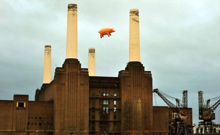 Το διάσημο ροζ γουρουνάκι των Pink Floyd υπερίπταται πάνω από το παλιό εργοστάσιο.
