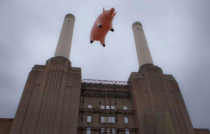 Το διάσημο ροζ γουρουνάκι των Pink Floyd υπερίπταται πάνω από το παλιό εργοστάσιο.