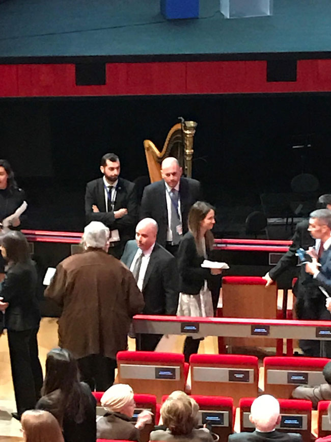 Ο Πρόεδρος του Ιδρύματος Νιάρχος και η υπεύθυνη Δημοσίων Σχέσεων του ΚΠΙΣΝ, Ελένια Σαλούτση