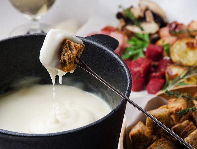 Λιωμένο, βελούδινο τυρί και εκεί μέσα να βουτάς ένα κομμάτι φρυγανισμένο, ζεστό ψωμί... Λιωμένο, βελούδινο τυρί και εκεί μέσα να βουτάς ένα κομμάτι φρυγανισμένο, ζεστό ψωμί...