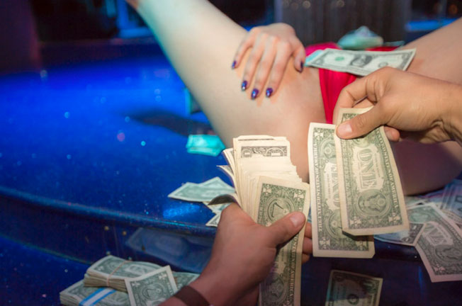 Στρίπερς στο Σαν Φρανσίσκο. “Ψεύτικα νύχια και λογαριασμοί χιλιάδων  δολαρίων”