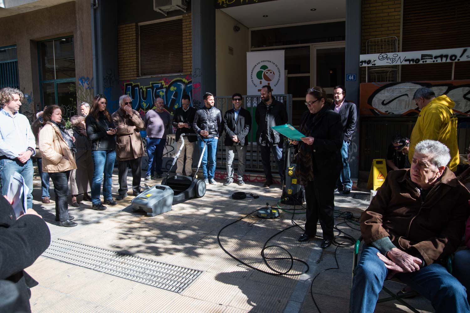 Κάτοικοι και επαγγελματίες των Εξαρχείων παρακολουθούν και δοκιμάζουν την επίδειξη λειτουργίας καθαριστικού εξοπλισμού Εξάρχεια, Καθαρή Πρόσοψη, Δήμος Αθηναίων