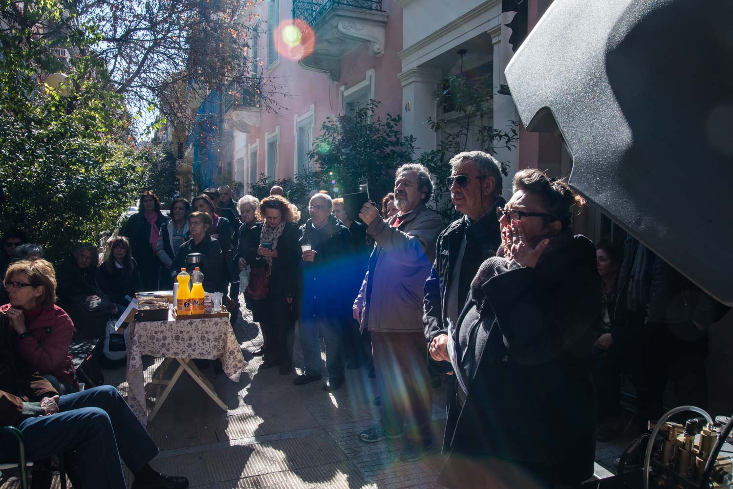 Κάτοικοι και επαγγελματίες των Εξαρχείων παρακολουθούν την επίδειξη λειτουργίας καθαριστικού εξοπλισμού Εξάρχεια, Καθαρή Πρόσοψη, Δήμος Αθηναίων