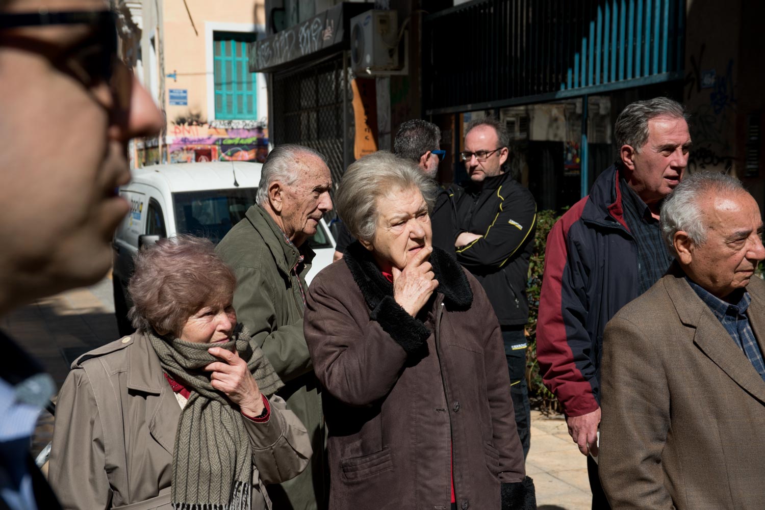 Κάτοικοι και επαγγελματίες των Εξαρχείων παρακολουθούν και δοκιμάζουν την επίδειξη λειτουργίας καθαριστικού εξοπλισμού Εξάρχεια, Καθαρή Πρόσοψη, Δήμος Αθηναίων