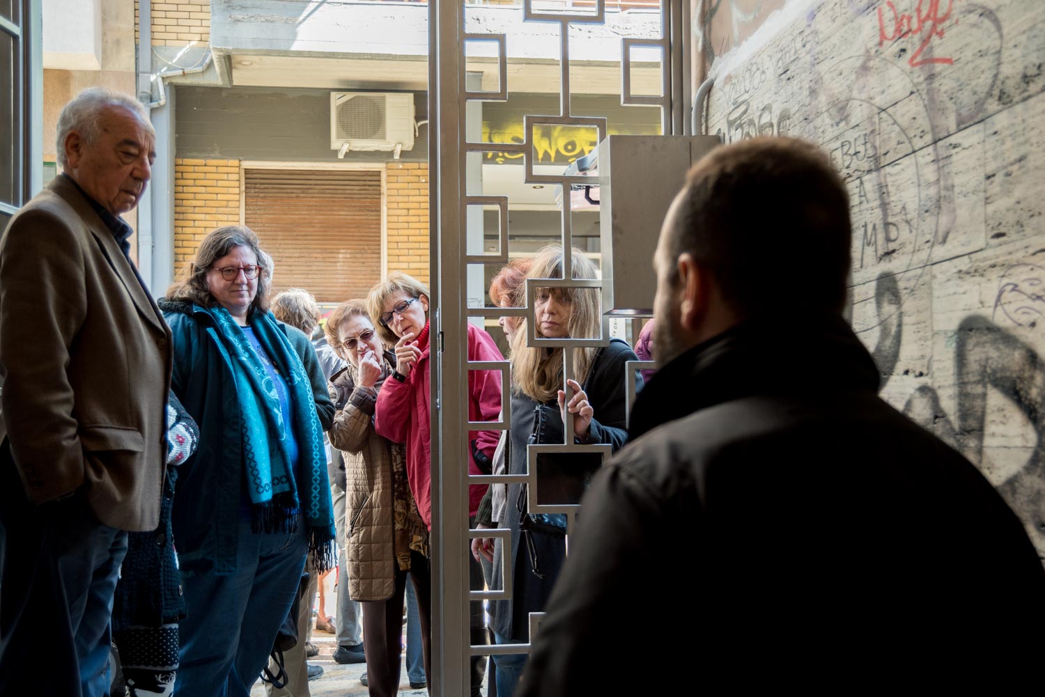 Κάτοικοι και επαγγελματίες των Εξαρχείων παρακολουθούν και δοκιμάζουν την επίδειξη λειτουργίας καθαριστικού εξοπλισμού Εξάρχεια, Καθαρή Πρόσοψη, Δήμος Αθηναίων