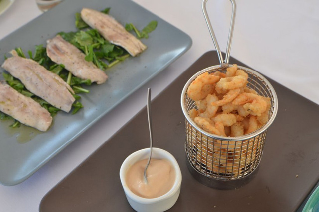 Εκτός από φρέσκο ψάρι, σερβίρονται ιδιαίτερες παραδοσιακές συνταγές της Αίγινας