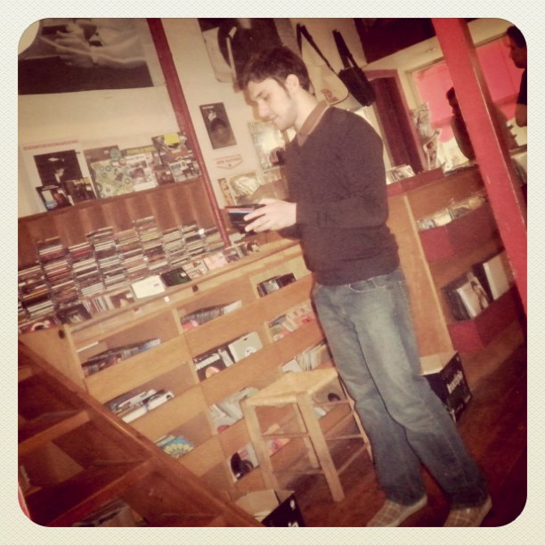 Οι ιδιοκτήτες του δισκοπωλείου στη Σίνα μας δίνουν 17 στιγμιότυπα από την ιστορία του Οι ιδιοκτήτες του δισκοπωλείου στη Σίνα μας δίνουν 17 στιγμιότυπα από την ιστορία του