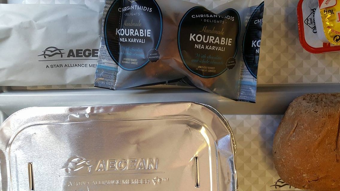 Δοκιμάσαμε τον ιπτάμενο κουραμπιέ της Aegean και μας άρεσε πολύ Δοκιμάσαμε τον ιπτάμενο κουραμπιέ της Aegean και μας άρεσε πολύ