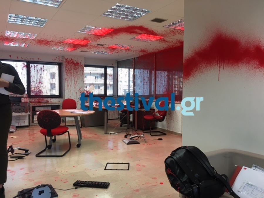 Κουκουλοφόροι έκαναν γραφείο ευρέσεως εργασίας γυαλιά - καρφιά 