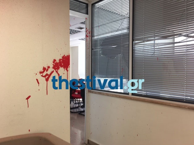 Κουκουλοφόροι έκαναν γραφείο ευρέσεως εργασίας γυαλιά - καρφιά 