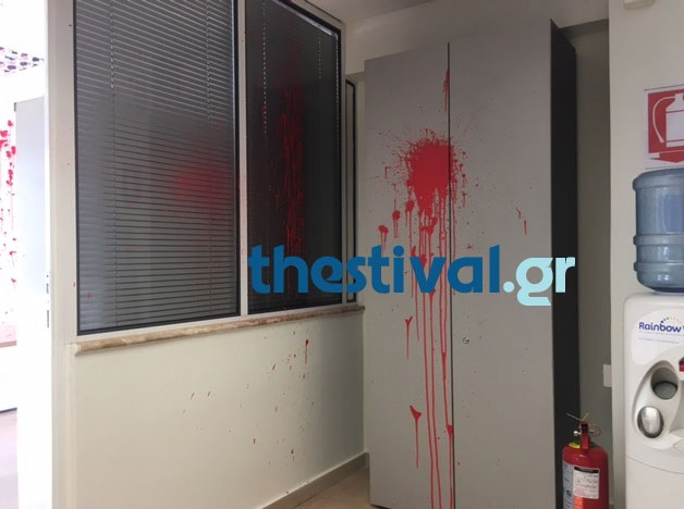 Κουκουλοφόροι έκαναν γραφείο ευρέσεως εργασίας γυαλιά - καρφιά 