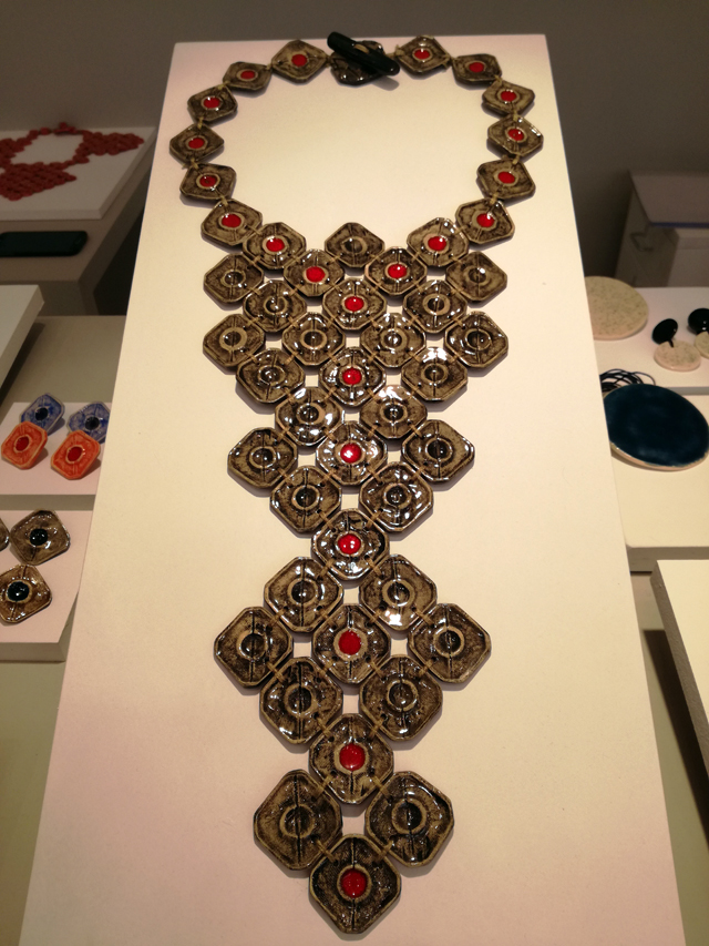 Kεραμικό κόσμημα της Αννας Κίτσου Kεραμικό κόσμημα της Αννας Κίτσου