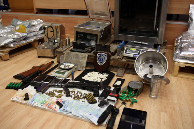 Ευρήματα από το παράνομο εργαστήριο παρασκευής ναρκωτικών χαπιών Captagon
