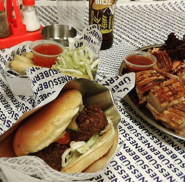 Όσο κρατά η Σαρακοστή, η κουζίνα του Überness μπλέκεται με νηστίσιμα και vegan πιάτα