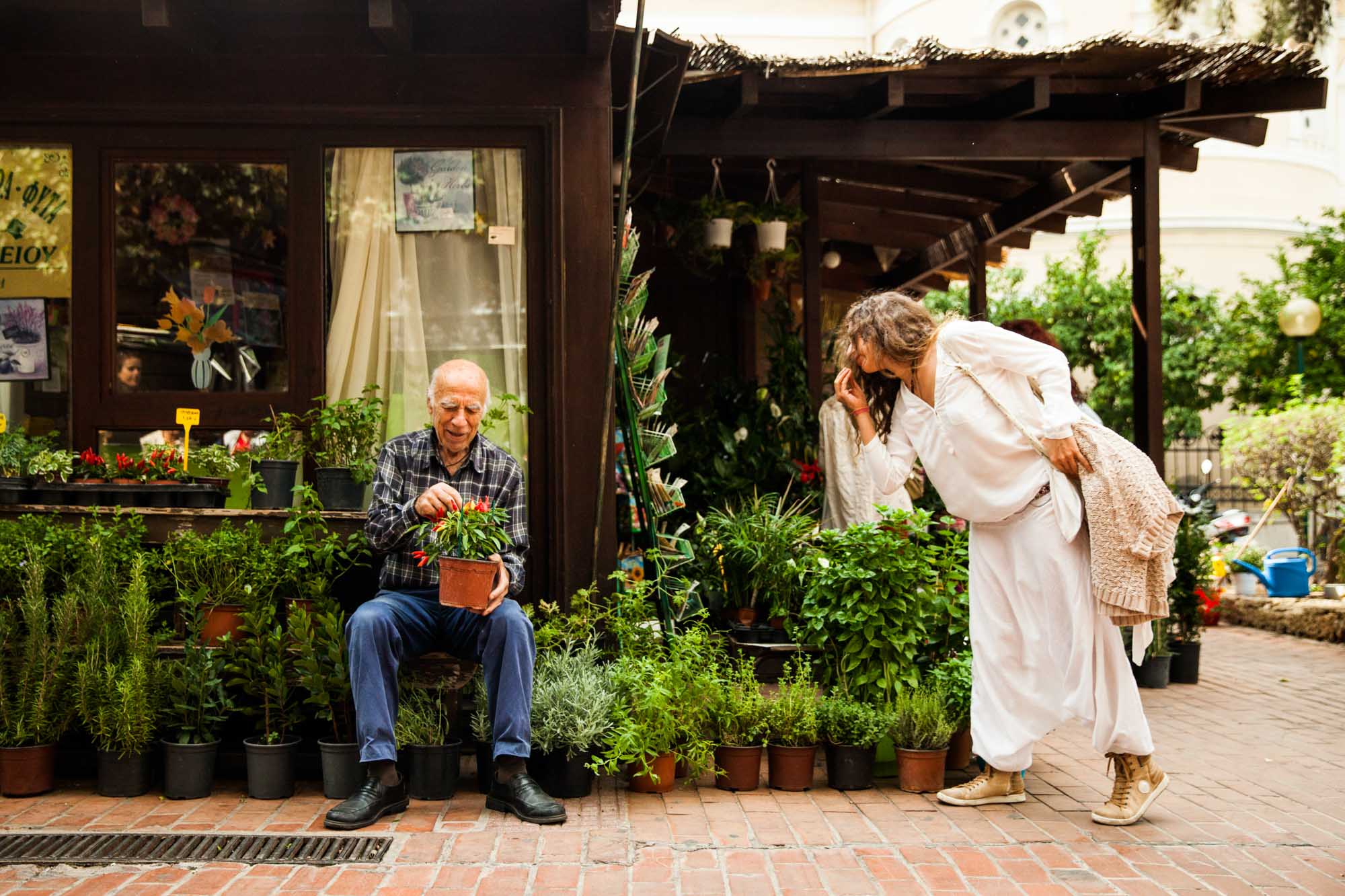 Άγνωστη. Μια τυχαία στιγμή μιας άγνωστης να απευθύνει χαιρετισμό ομορφιάς, εκδήλωση της θηλυκής φύσης.